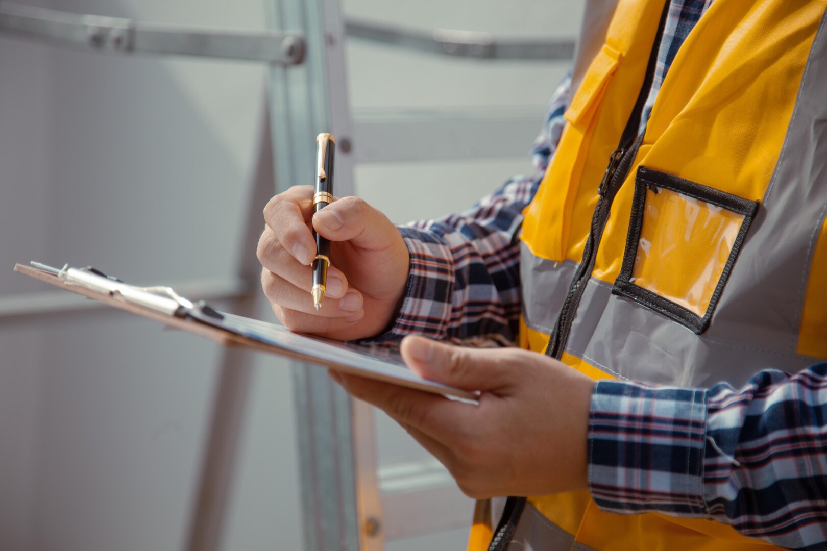 buildingcontractorcheckandwritedownthedetailsofthe